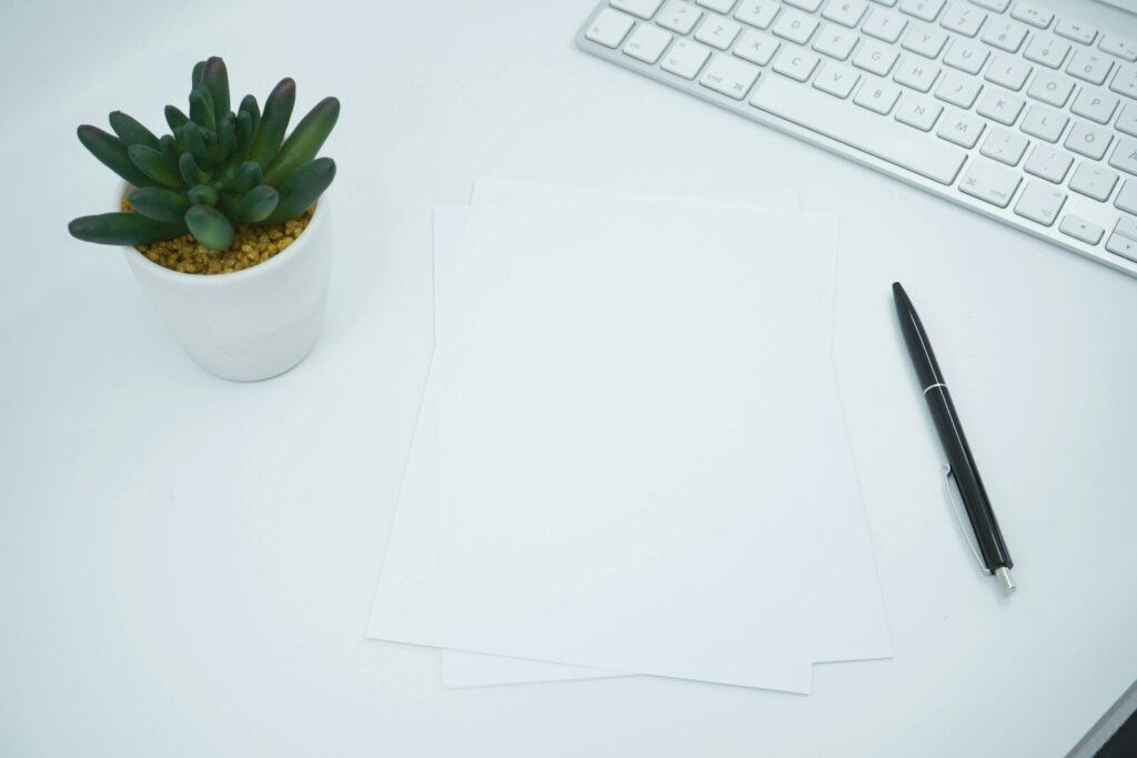 Pluma y papel sobre un escritorio para escribir una carta