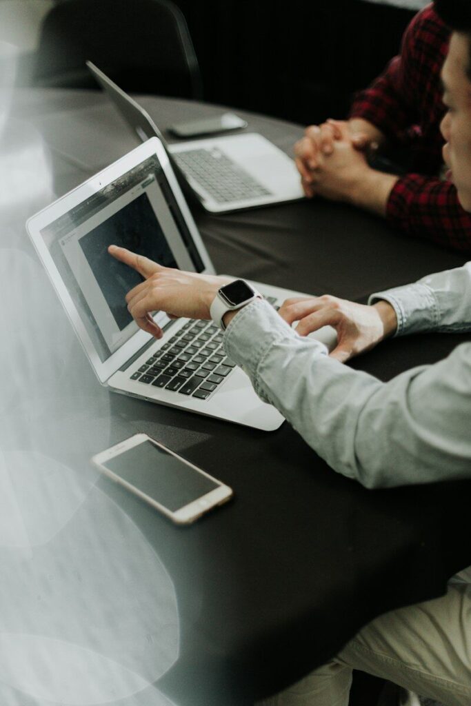 Manos sobre un portátil en un escritorio de trabajo